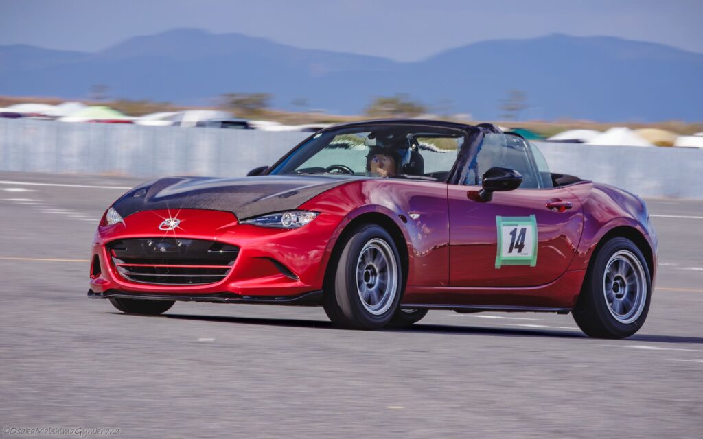 ND5ロードスター 大阪舞洲ジムカーナ 14番 カーボンボンネット 走行 フロント