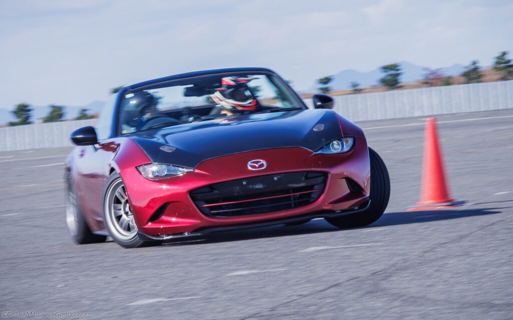 ND5ロードスター 大阪舞洲ジムカーナ カーボンボンネット コーナリング フロント