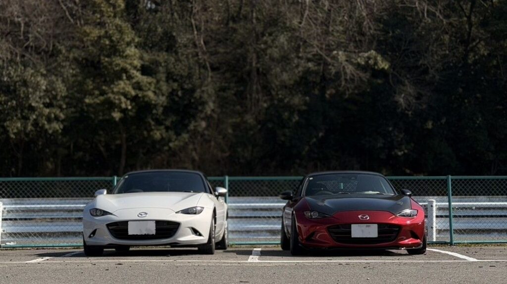 ND5ロードスター 2台 白 赤 カーボンボンネット サーキットピット 並び