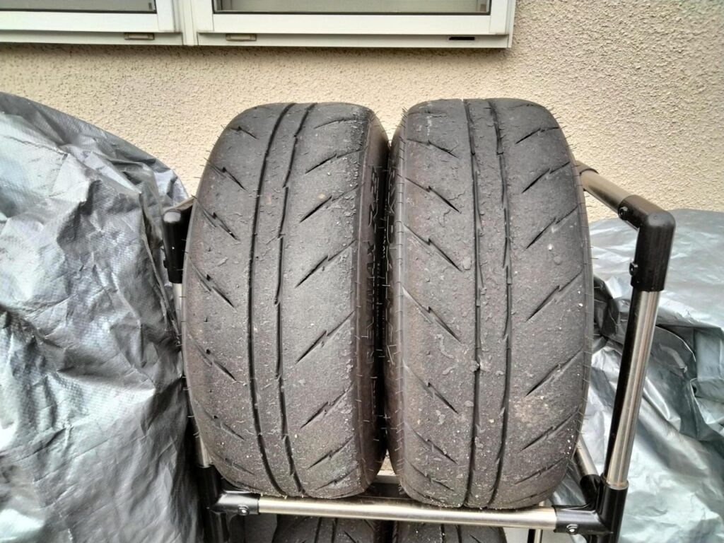 8JホイールにシバタイヤR23 185/55R15を引っ張り装着
