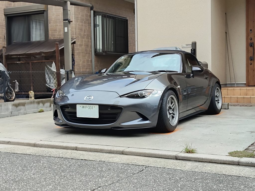マシニングシルバーのRPF1RSを装着したガンメタリックのND5ロードスター2号機