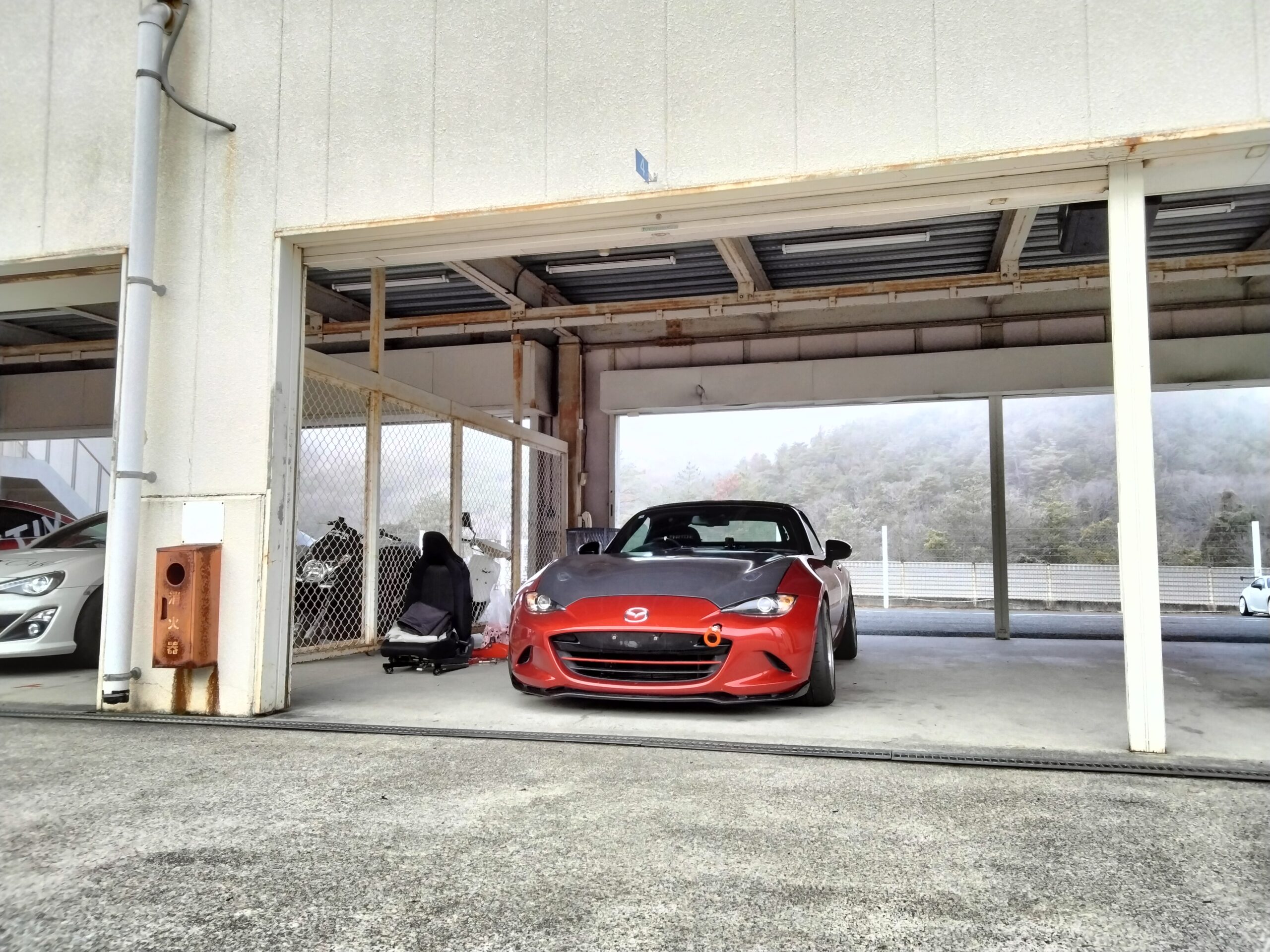 ND5ロードスター カーボンボンネット フロントビュー。セントラルサーキット1分32秒仕様の最終チューニング状態