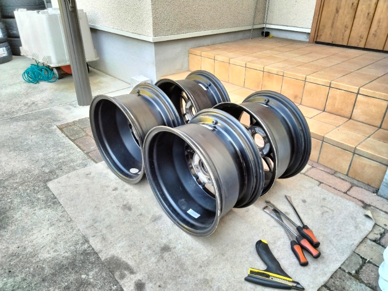 タイヤを外したENKEI RPF1RS 4本とタイヤレバー・ビードヘルパーなどの手組み工具