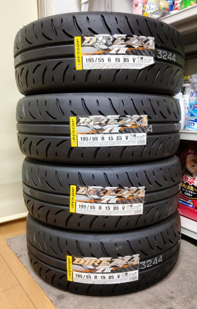 ディレッツァZ3 195/55R15の新品タイヤ4本を積み上げた状態