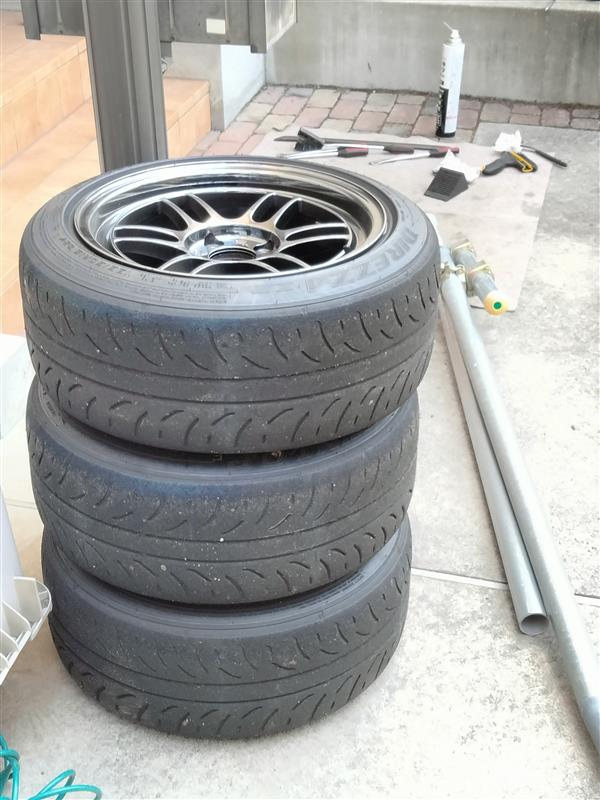 10,000km走行後のディレッツァZⅢ4本を積み上げた摩耗状態