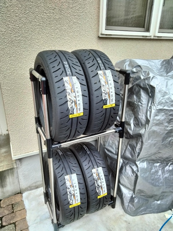 屋外のタイヤラックに2段で保管したディレッツァZⅢ4本とカバー