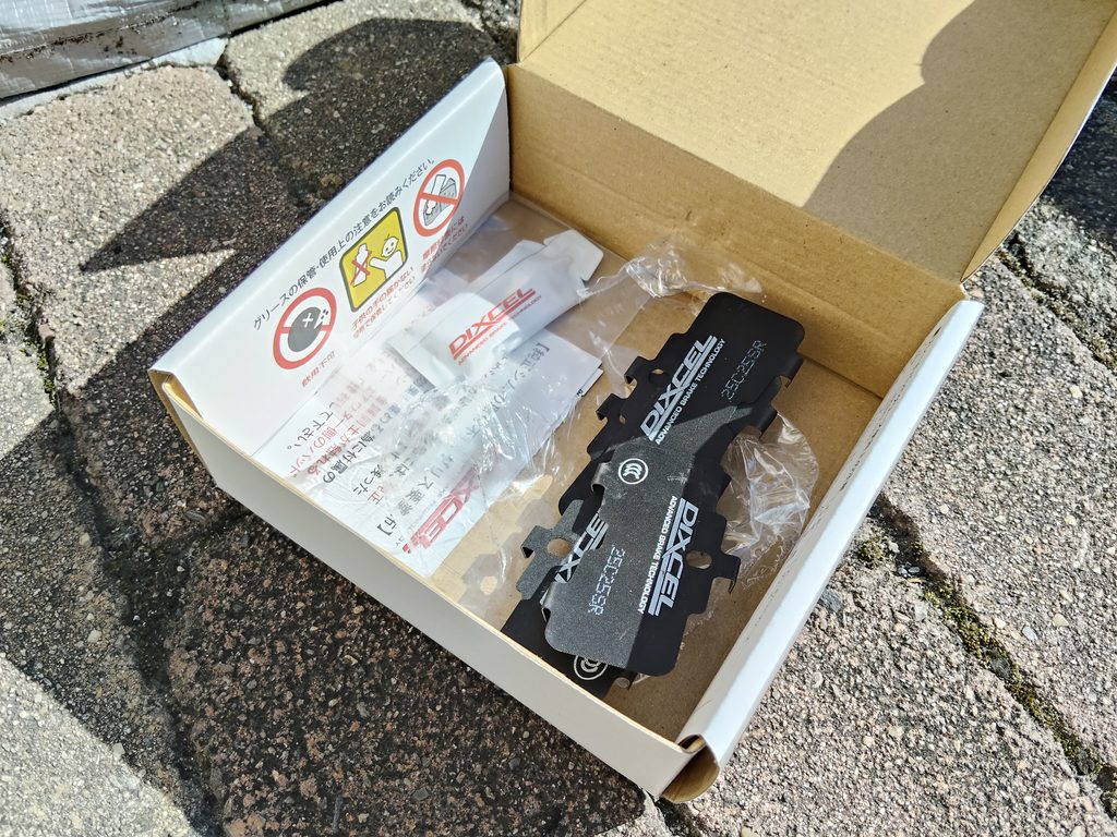 新品のDIXCEL ESブレーキパッドと付属のラバーグリス
