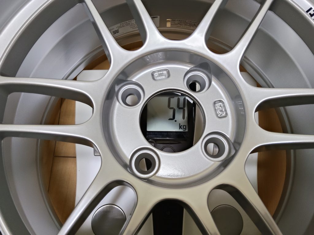 ENKEI RPF1RS 15×8.0J+28を体重計で計量した実測5.4kgの表示
