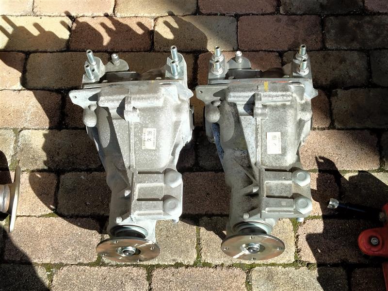 機械式LSDを封入した完成デフ玉と車両から降ろした純正デフを並べた状態