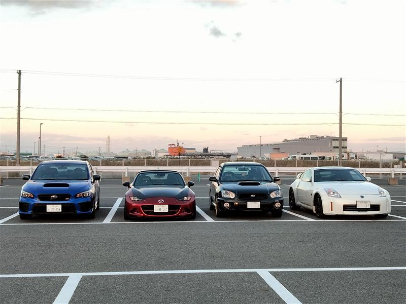 舞洲ジムカーナ72のパドックに並ぶND5ロードスターと参加車両