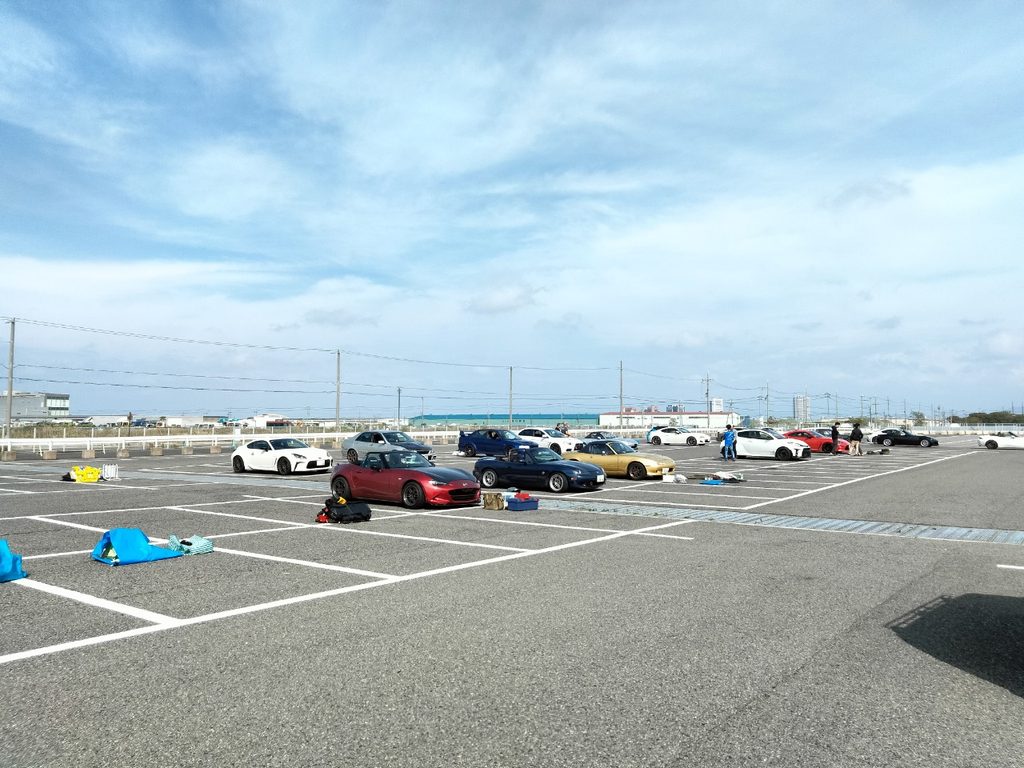 舞洲ジムカーナ泉大津コースのパドックに並ぶND5ロードスターと参加車両