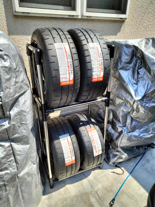 屋外のタイヤラックに2段で保管した新品のナンカンCR-S 4本