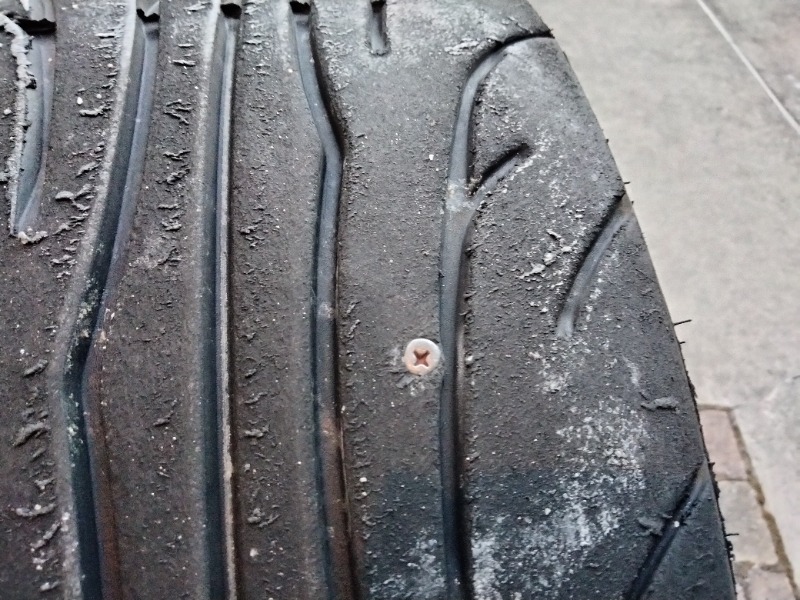 ナンカンNS-2R 195/55R15のトレッド面に真っすぐ刺さったネジ