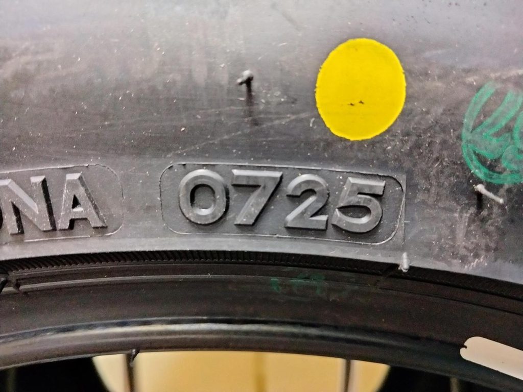 POTENZA RE-71RSのサイドウォールに刻印された製造年週0725の表示