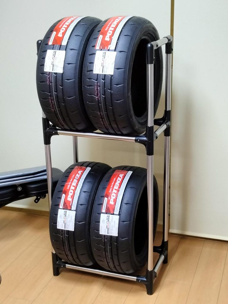 新品のPOTENZA RE-71RS 205/50R15 4本をタイヤラックに2段で保管した状態