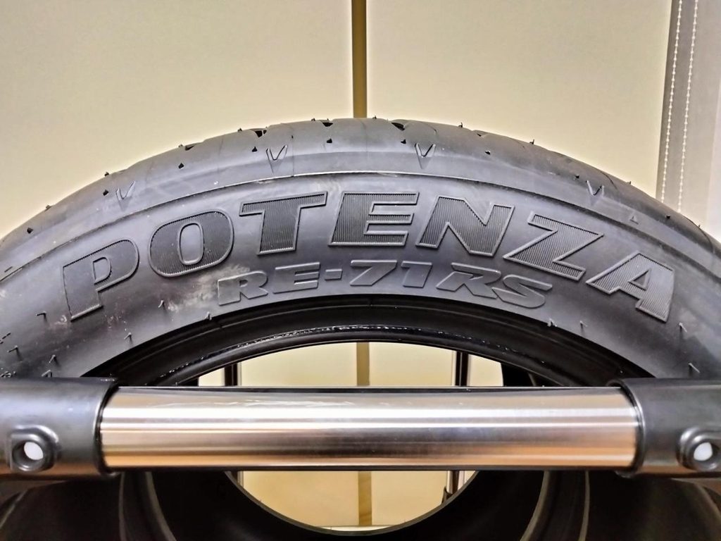 POTENZA RE-71RSのサイドウォールに刻印されたPOTENZAロゴ