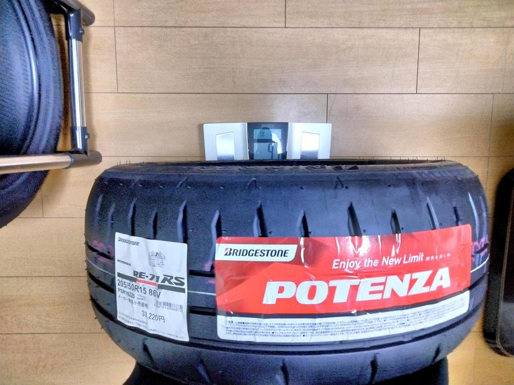 POTENZA RE-71RS 205/50R15をデジタルスケールで計量した実測9.1kg