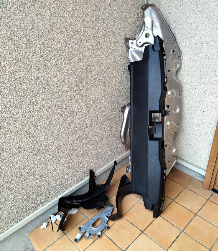 ND5ロードスターから外した隔壁パネルとトリム類を壁に立てかけて保管した状態