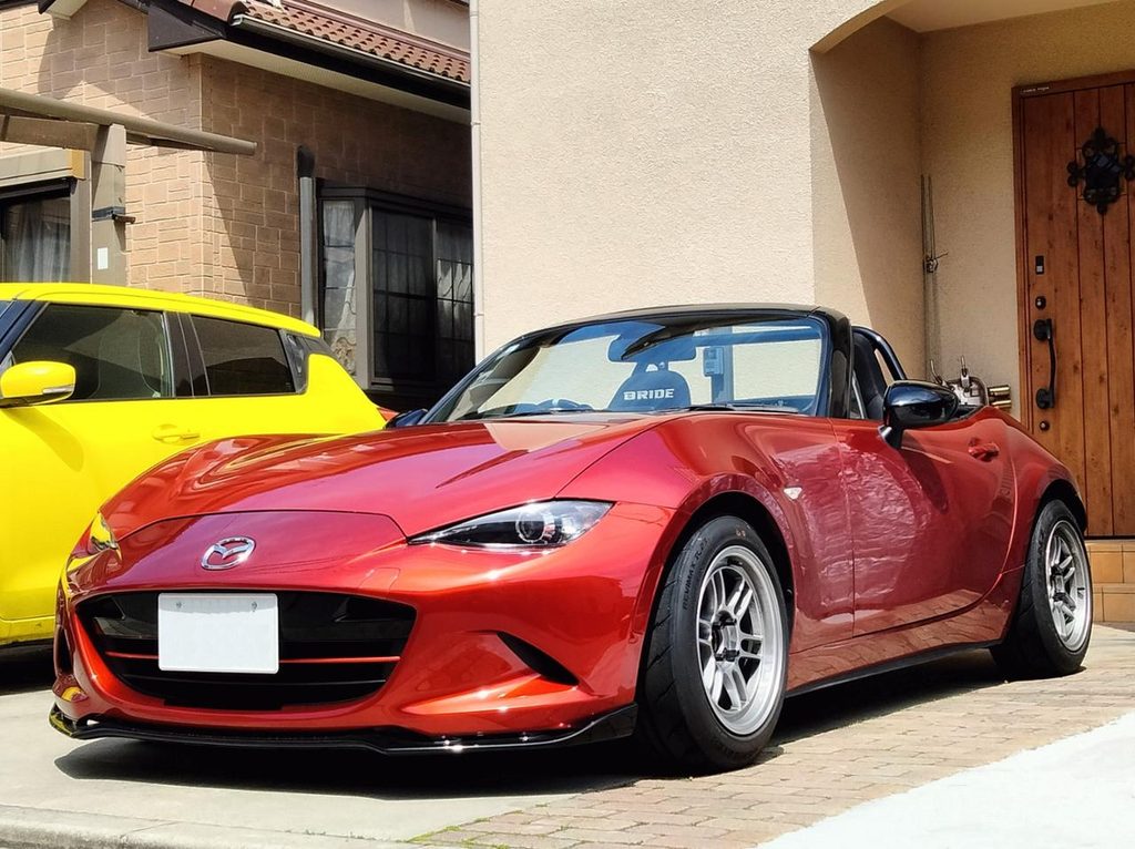ロールバーとBRIDEシートを装着したND5ロードスターのフロントクォータービュー
