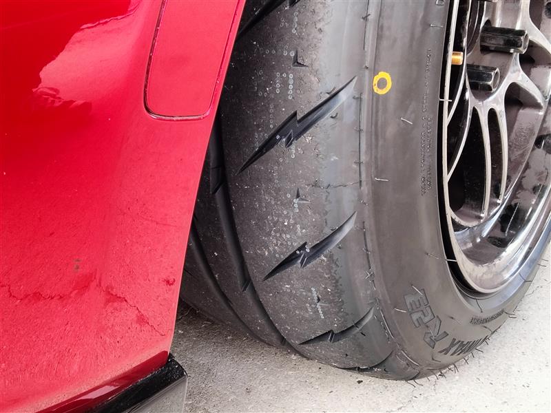 使用後のシバタイヤR23 200R 185/55R15のトレッド面と残り溝