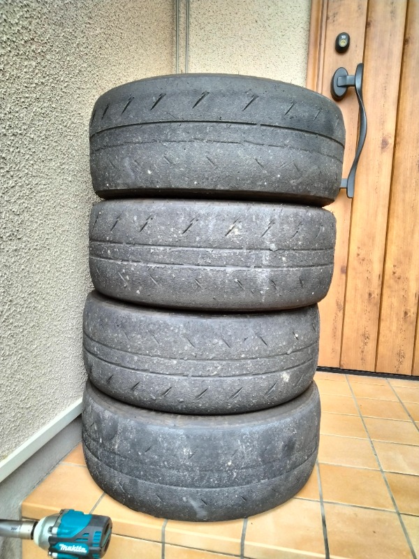 主溝が残りわずかまで摩耗したシバタイヤTW280のトレッド面