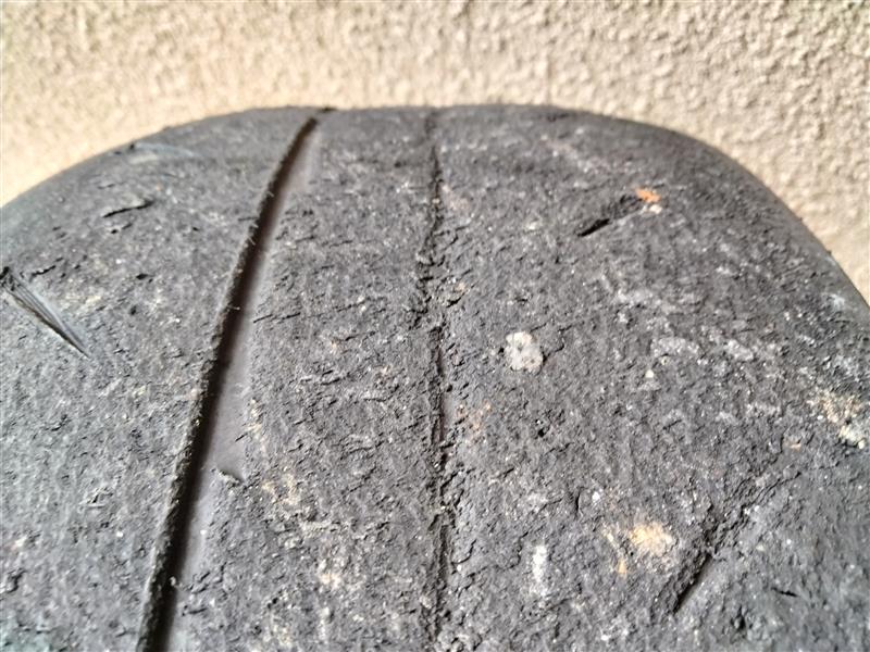シバタイヤR23 TW280の外側から見たパンク修理跡