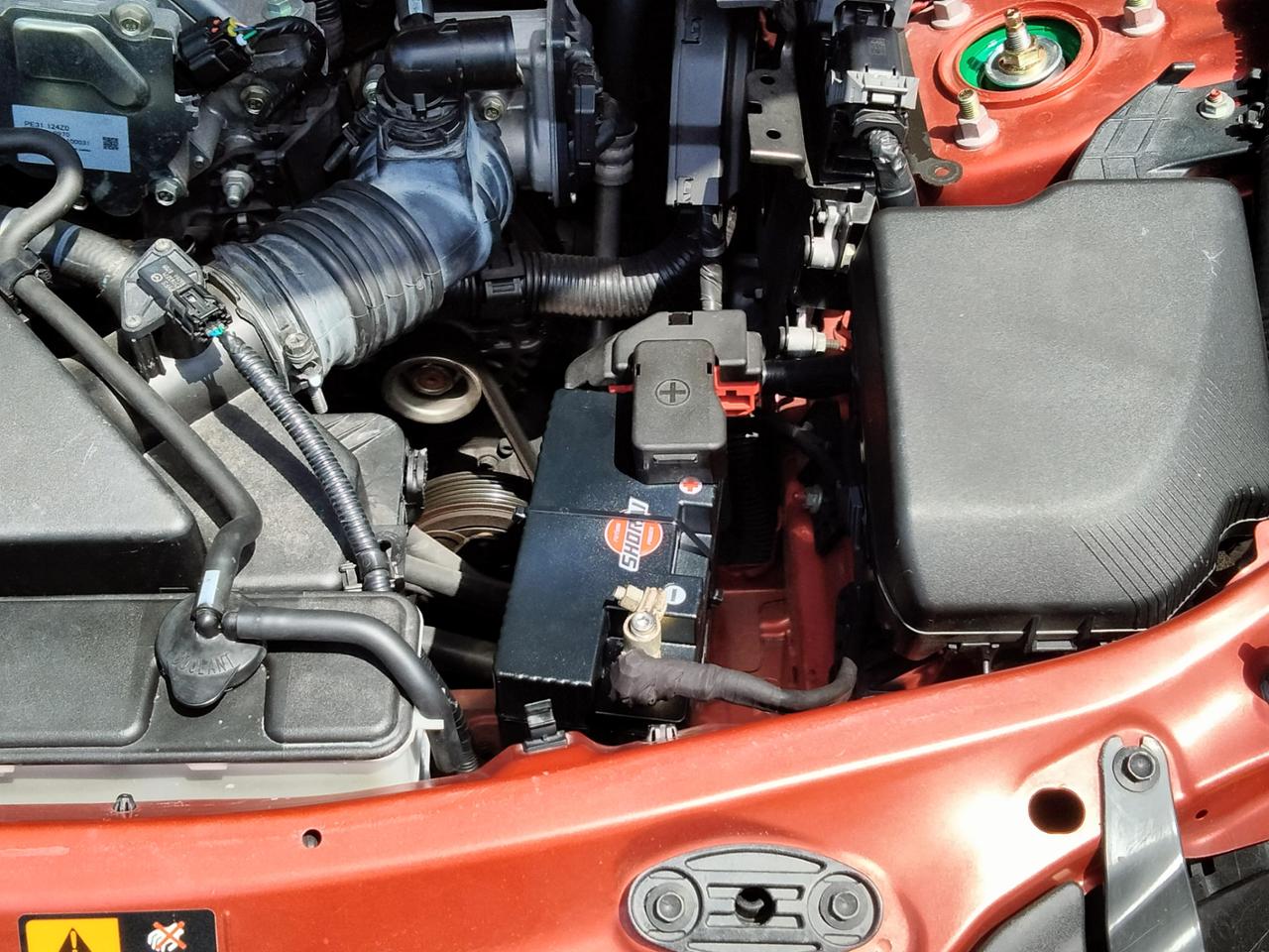 ND5ロードスター エンジンルームにSHORAI リチウムイオンバッテリー搭載。軽量化パーツとして装着