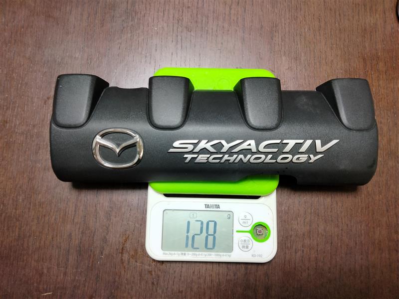 ND5ロードスターから外したSKYACTIVエンジンカバーをデジタルスケールで計量した128g