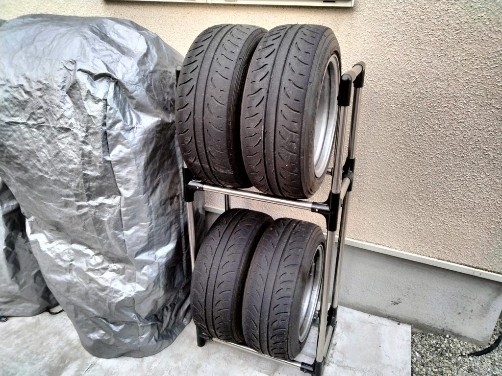屋外のタイヤラックにカバーをかけて紫外線から保護した状態