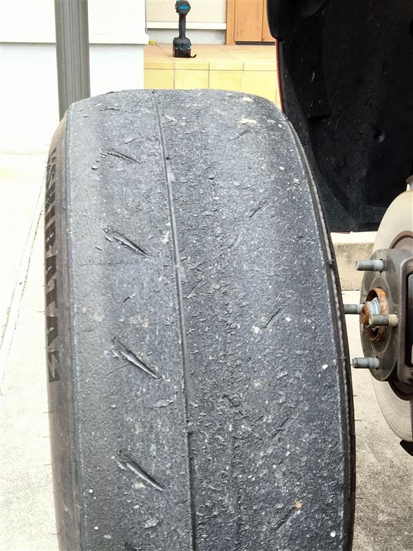 装着状態のサーキットタイヤのショルダー部分の摩耗を確認した状態