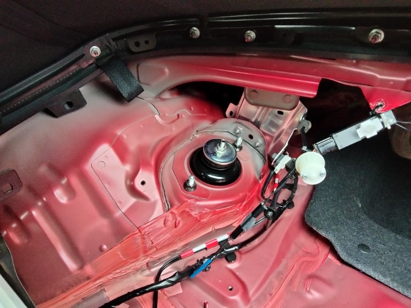 ND5ロードスターのトランク内装を剥がしてボディ地が見えている状態