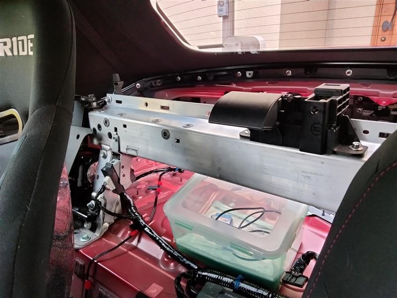 ND5ロードスターのトランク内トリムと隔壁アルミ板を撤去した状態