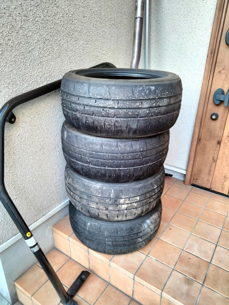 使い切ったサーキットタイヤ4本を玄関先に積み上げた状態