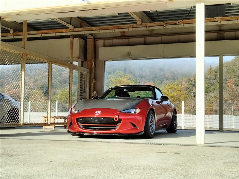 セントラルサーキットのピットで待機するディレッツァZⅢ装着のND5ロードスター