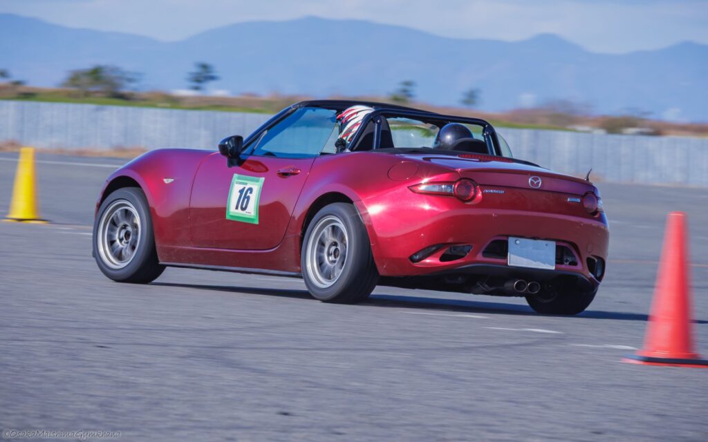 ND5ロードスター 大阪舞洲ジムカーナ 16番 走行 リアビュー R3クラス最速