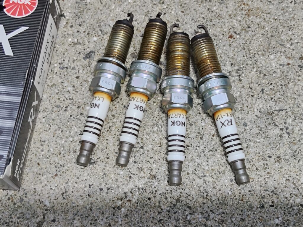 ストックしていた10000km使用済み中古NGKプレミアムRXを装着する2