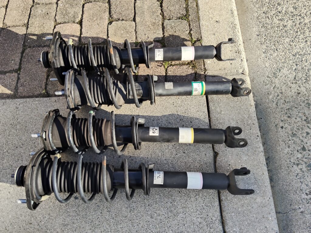 くたびれた純正サスペンションを回収