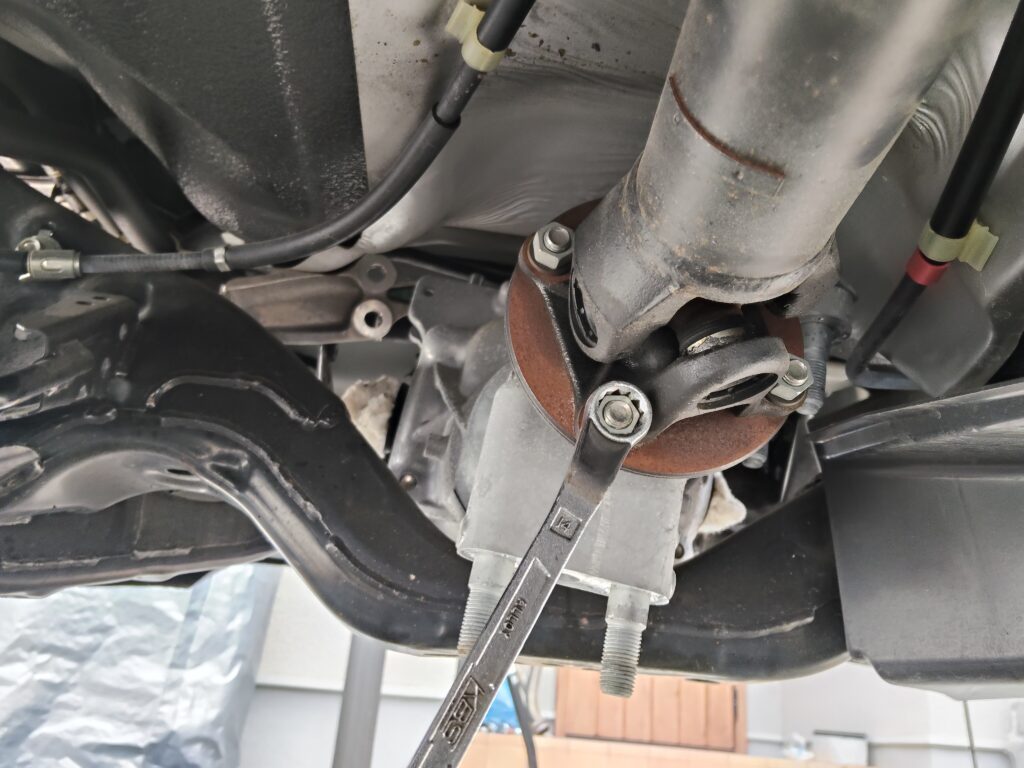 ND5ロードスター2号機のプロペラシャフトとデフの縁を切る作業