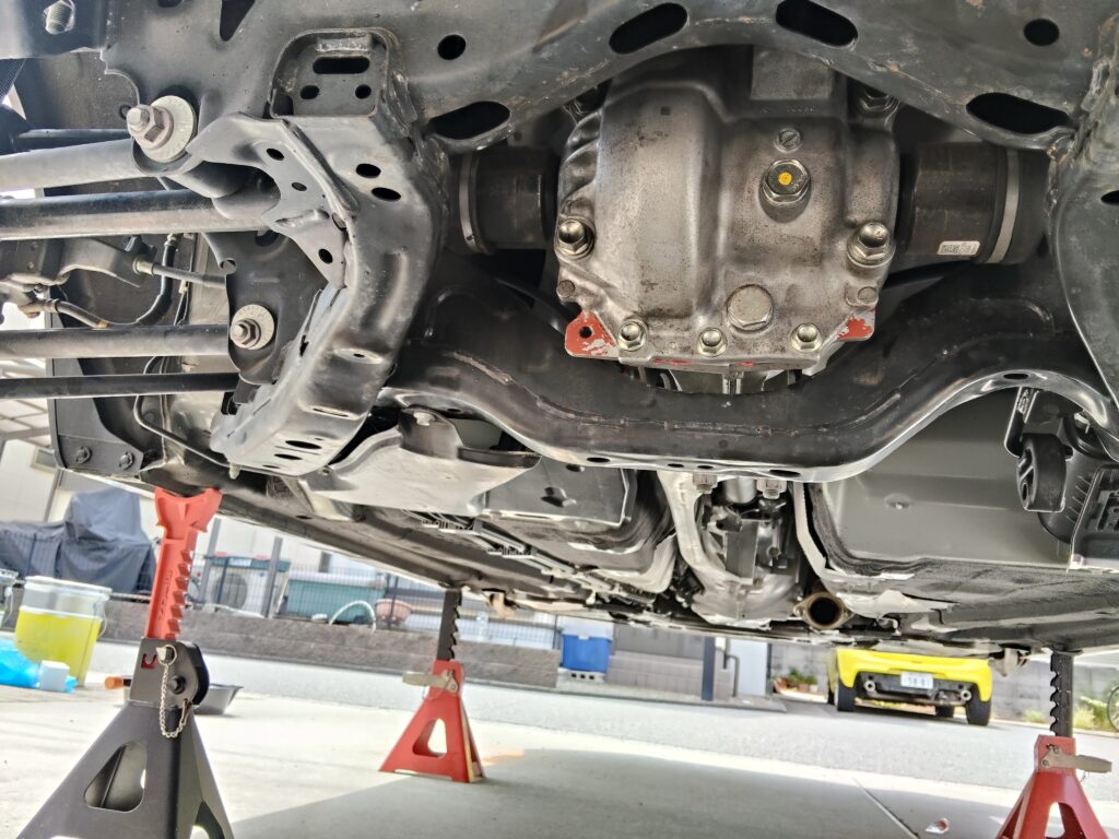ND5ロードスター2号機にデフケースを搭載しドライブシャフトを差し込む作業