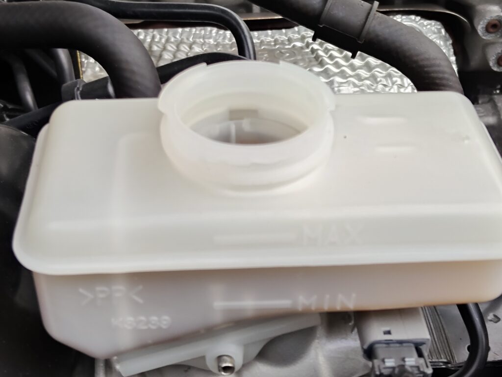 排出されるND5ロードスター2号機のブレーキフルード、茶色く劣化している