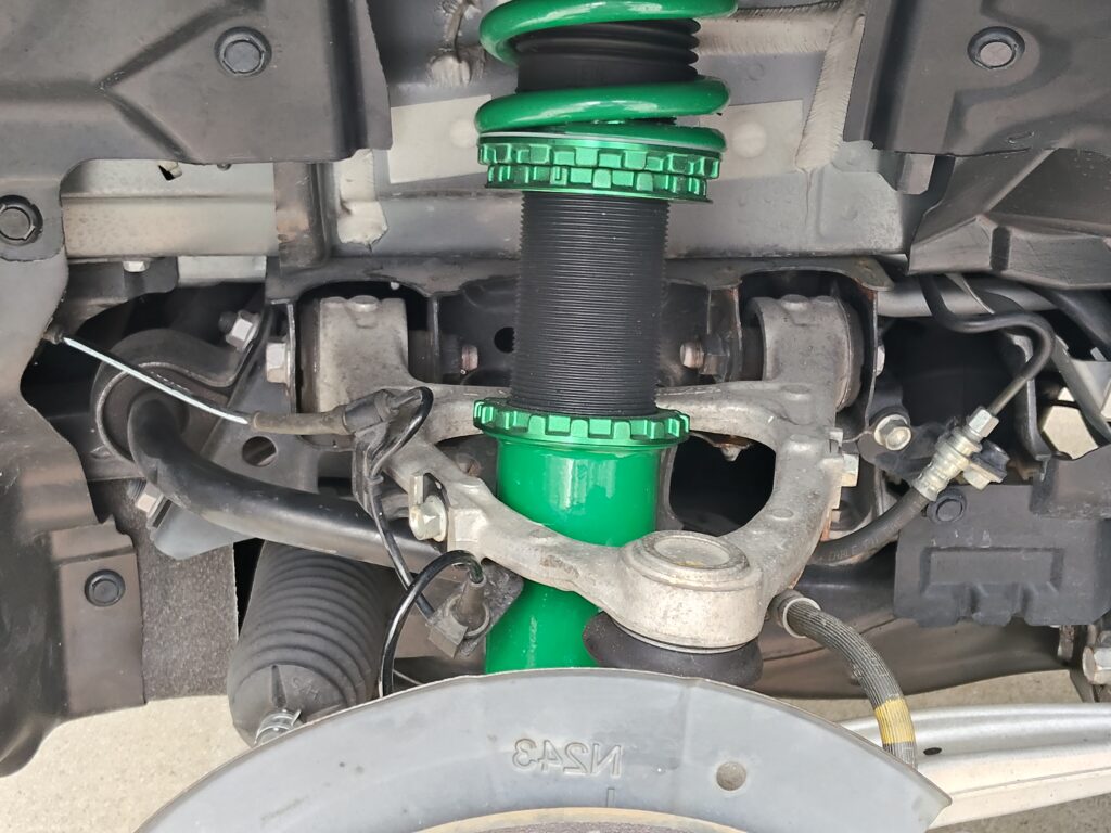 助手席側フロントアッパーアーム異常