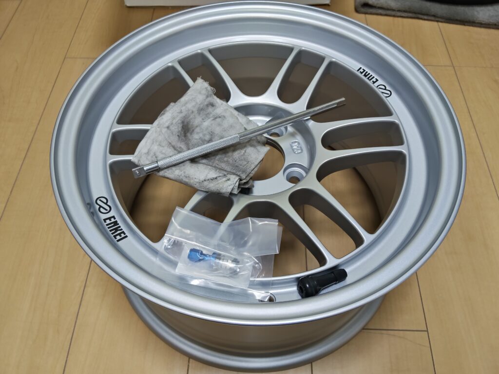 バルブ取付 アルミバルブよりゴムバルブ派1