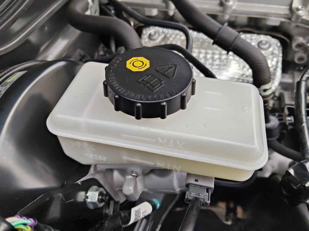 ND5ロードスター2号機のブレーキフルードタンク、新品交換後スッキリした状態
