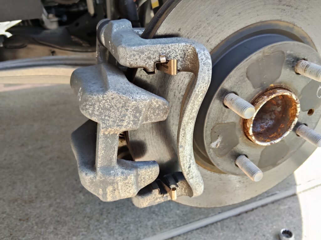 ブレーキキャリパーの状態は走行11000kmのものとは思えない