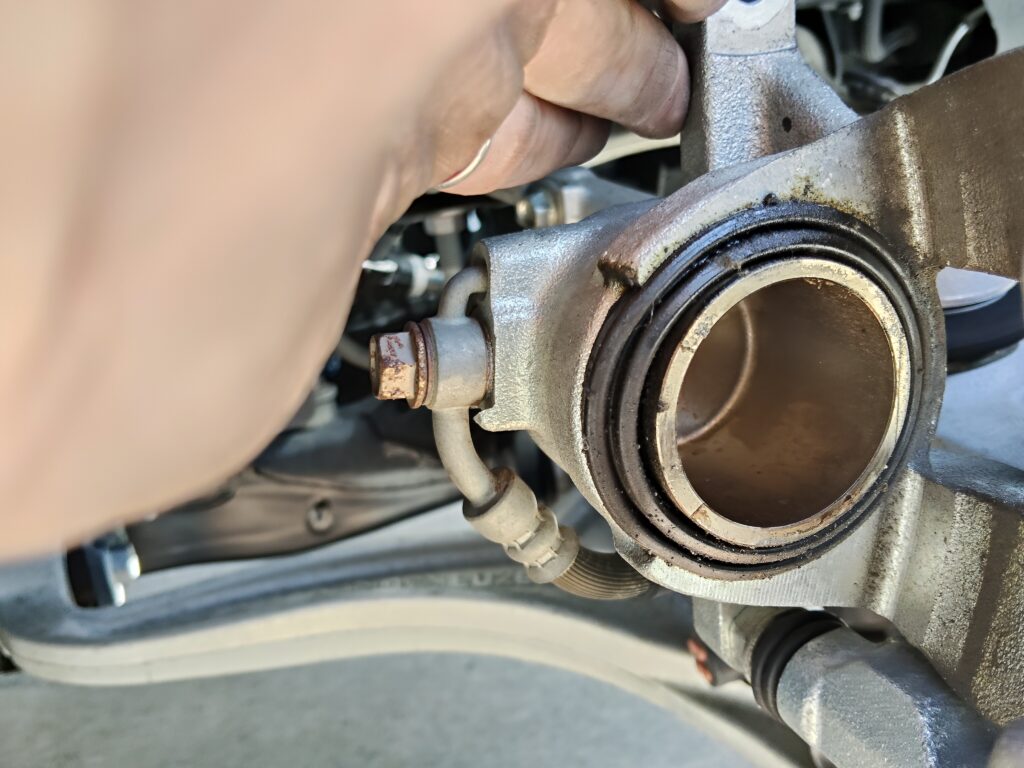 ブレーキピストンシールもカサカサ