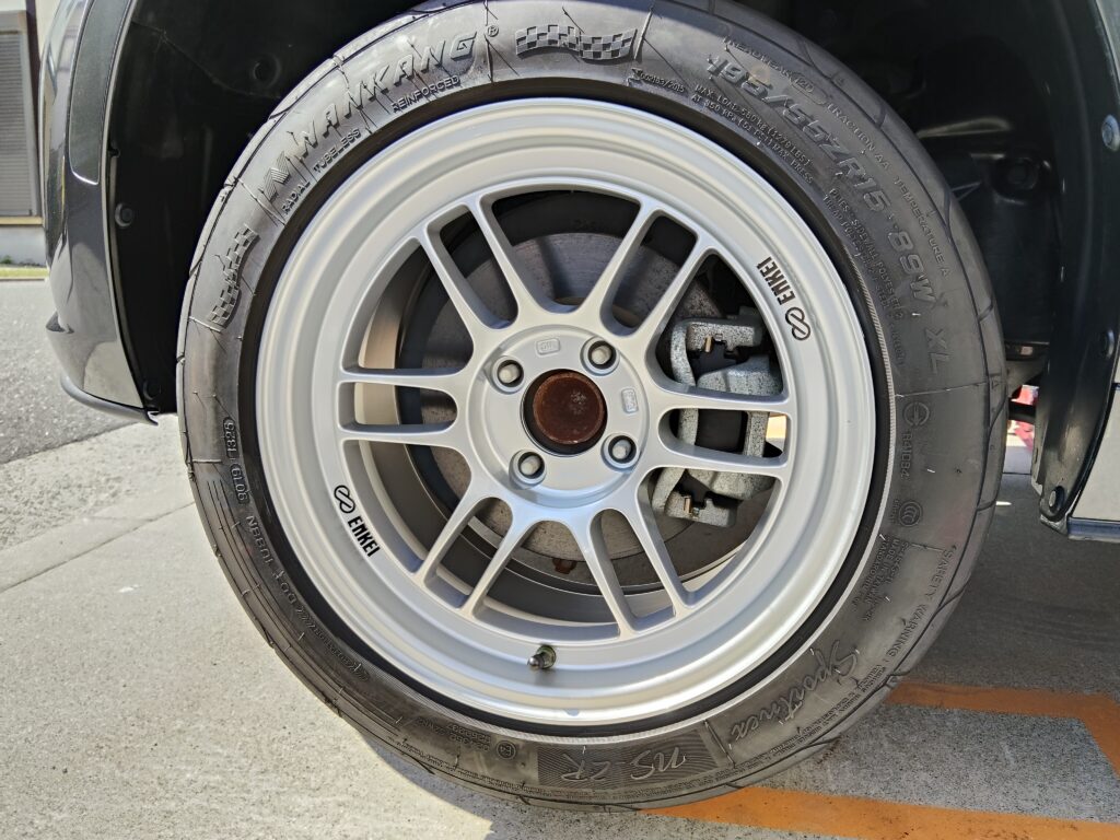 ブレーキパッドの大きさによる15インチホイール干渉無き事確認