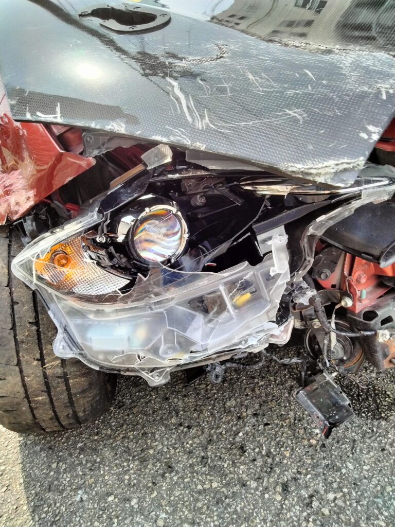 フロント左への衝撃でヘッドライト・バンパー・フレームがすべて損傷