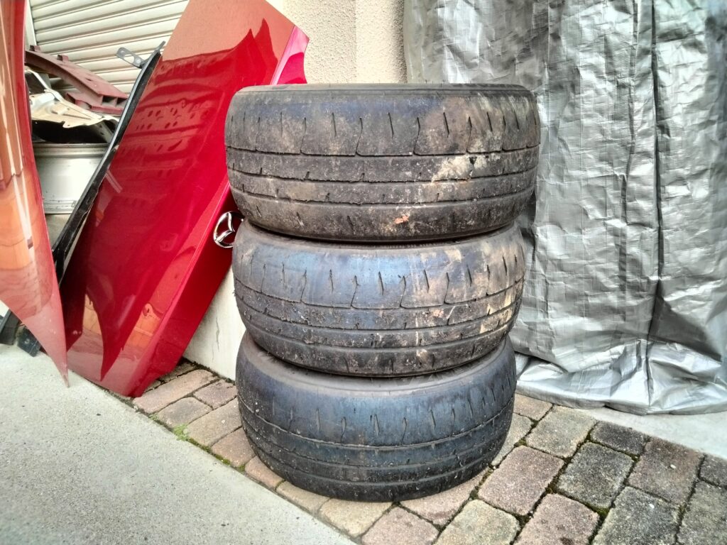 手組み前にまとめて並べたタイヤとホイール