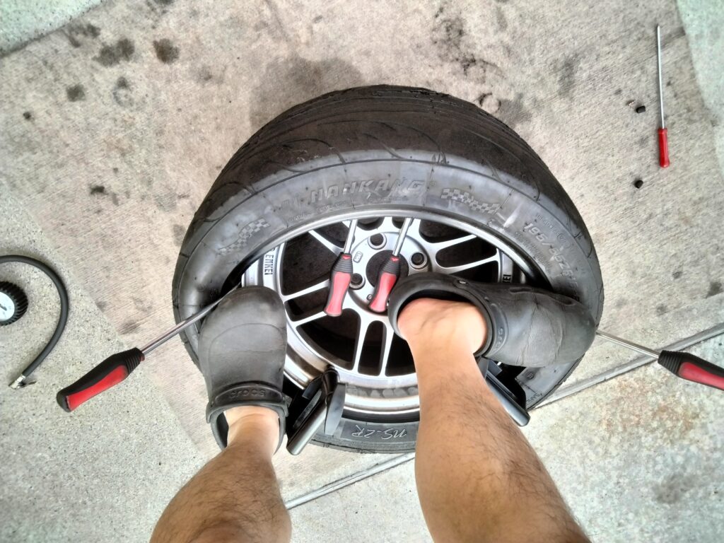 足でビードを入れているところ