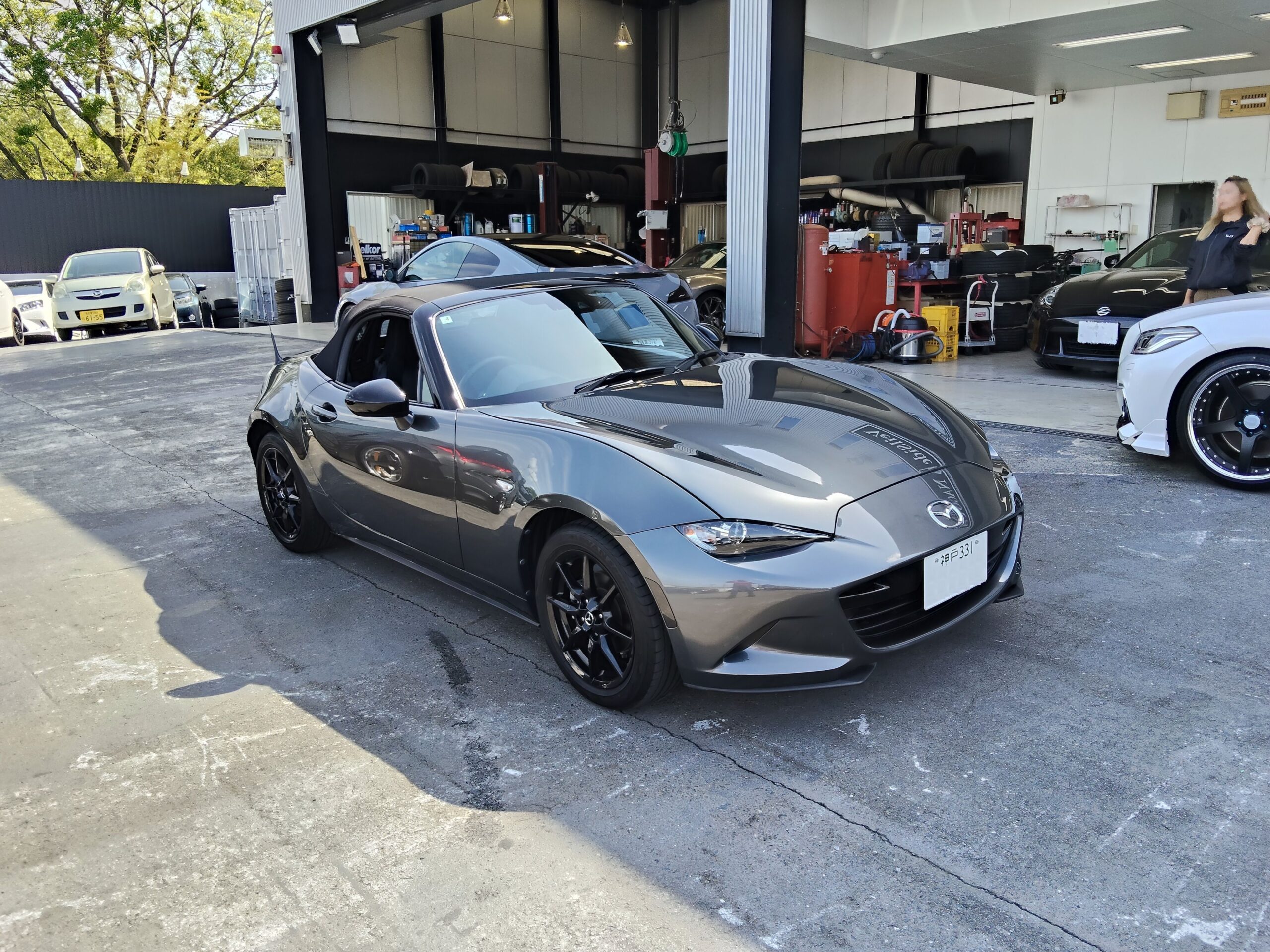 ヴェルサイドの駐車場に並ぶND5ロードスター2号機。正面左斜めからの全体ショット